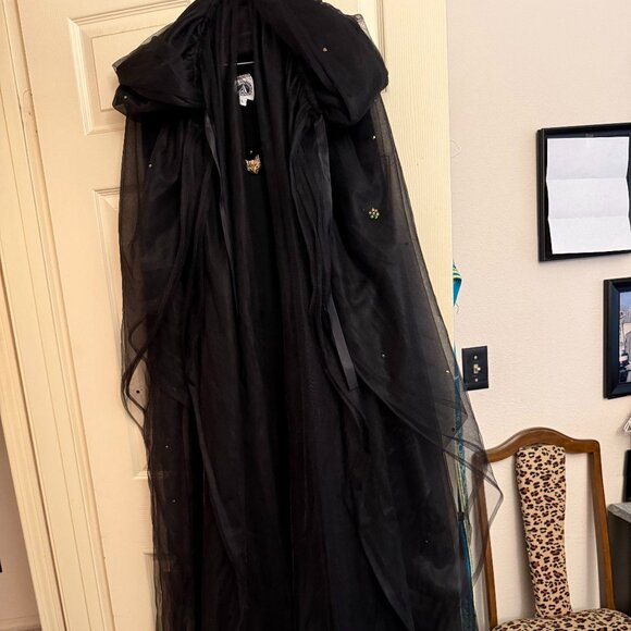 COSPLAY/HALLOWEEN  COSTUME WITH FLOOR LENGTH TULLE HOODED CAPE - Picture 12 of 13